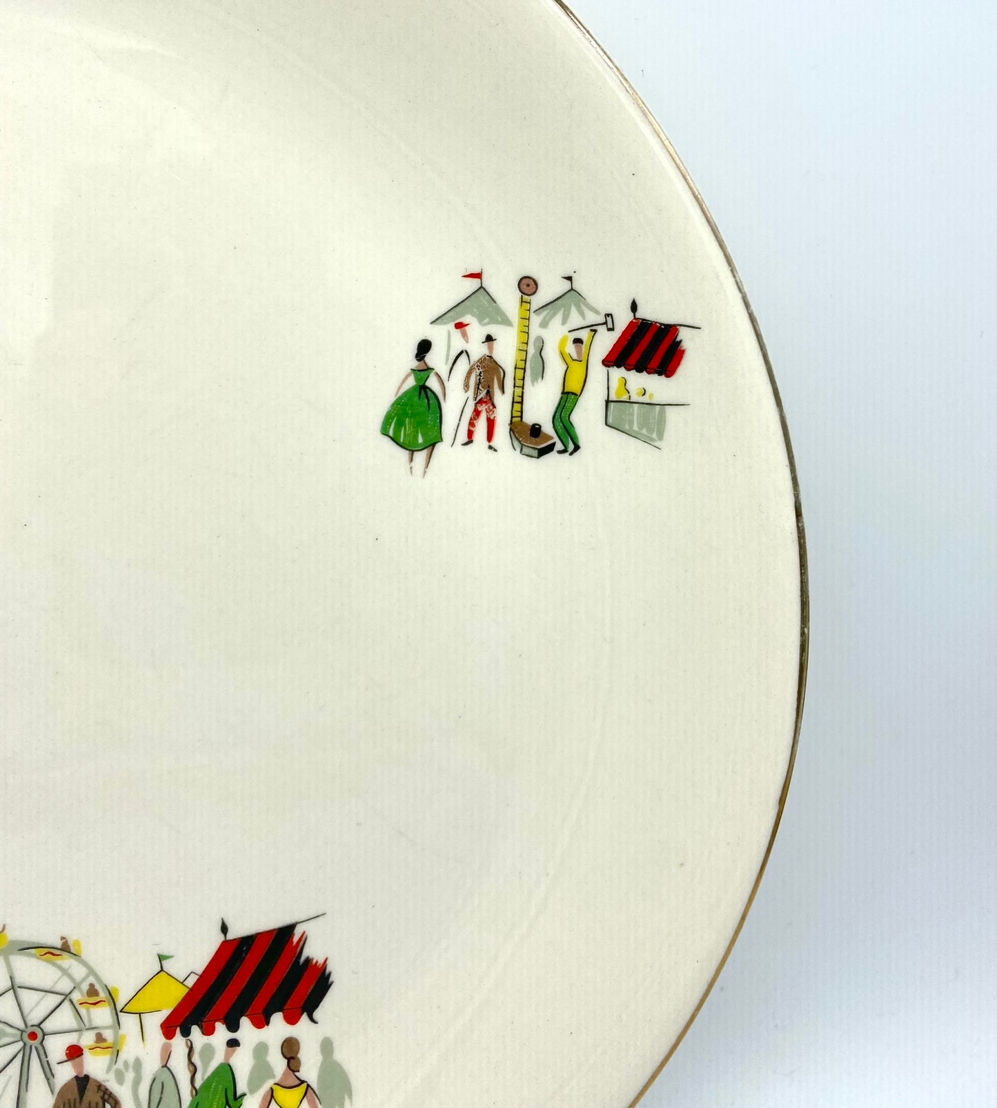 Two dinner plates in Alfred Meakin's 1950s 'Carousel' pattern