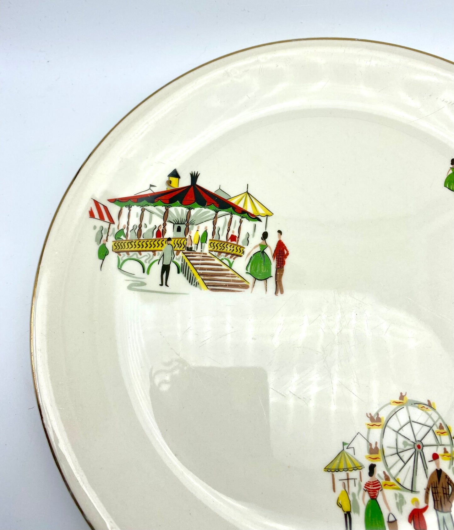 Two dinner plates in Alfred Meakin's 1950s 'Carousel' pattern