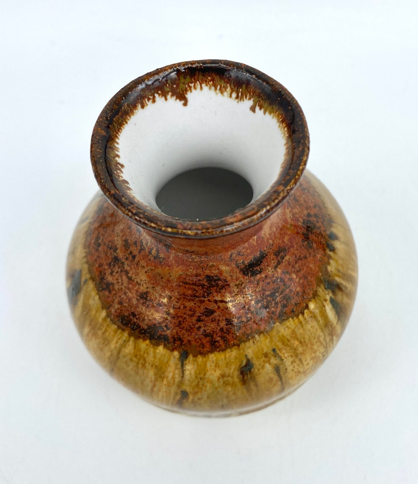 Bud vase with coppery top