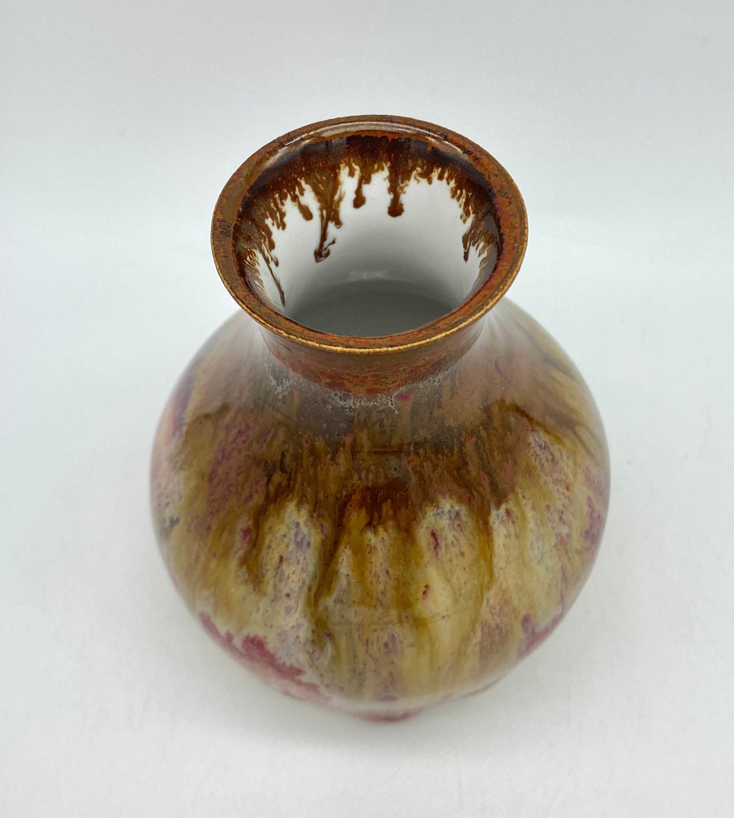 Bud vase with metallic copper flow