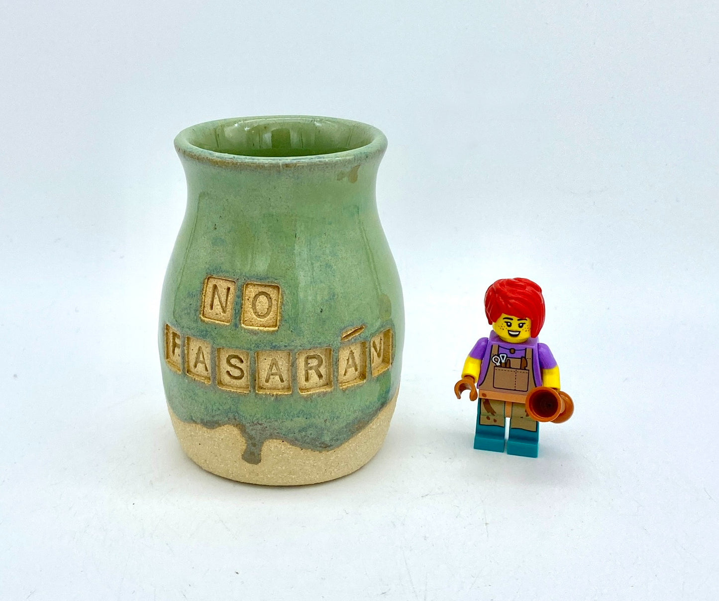 Mini 'no pasarán' bud vase in melting greens