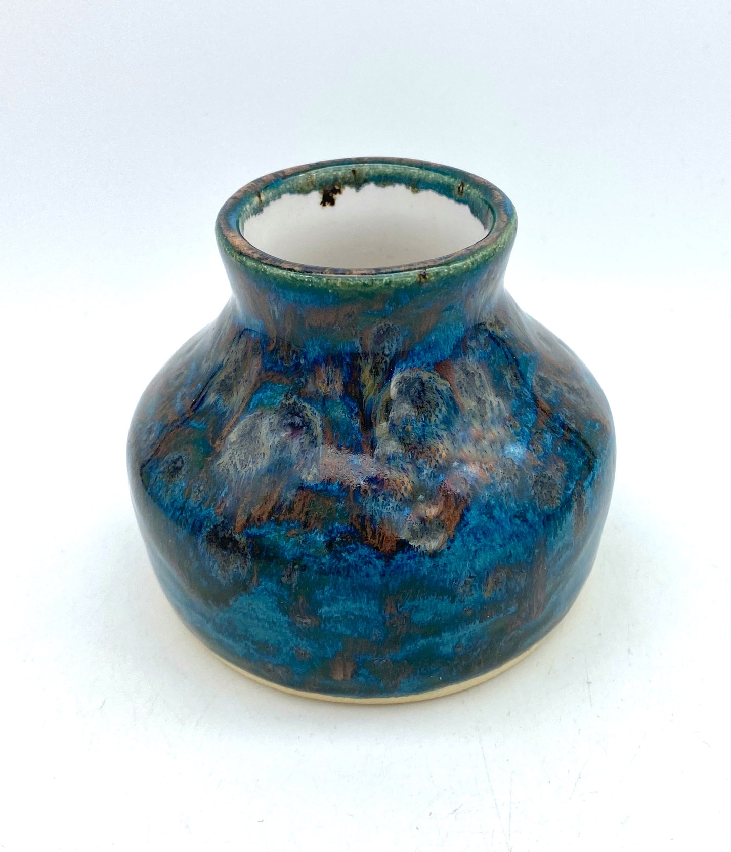 Plump little vase in jade and copper