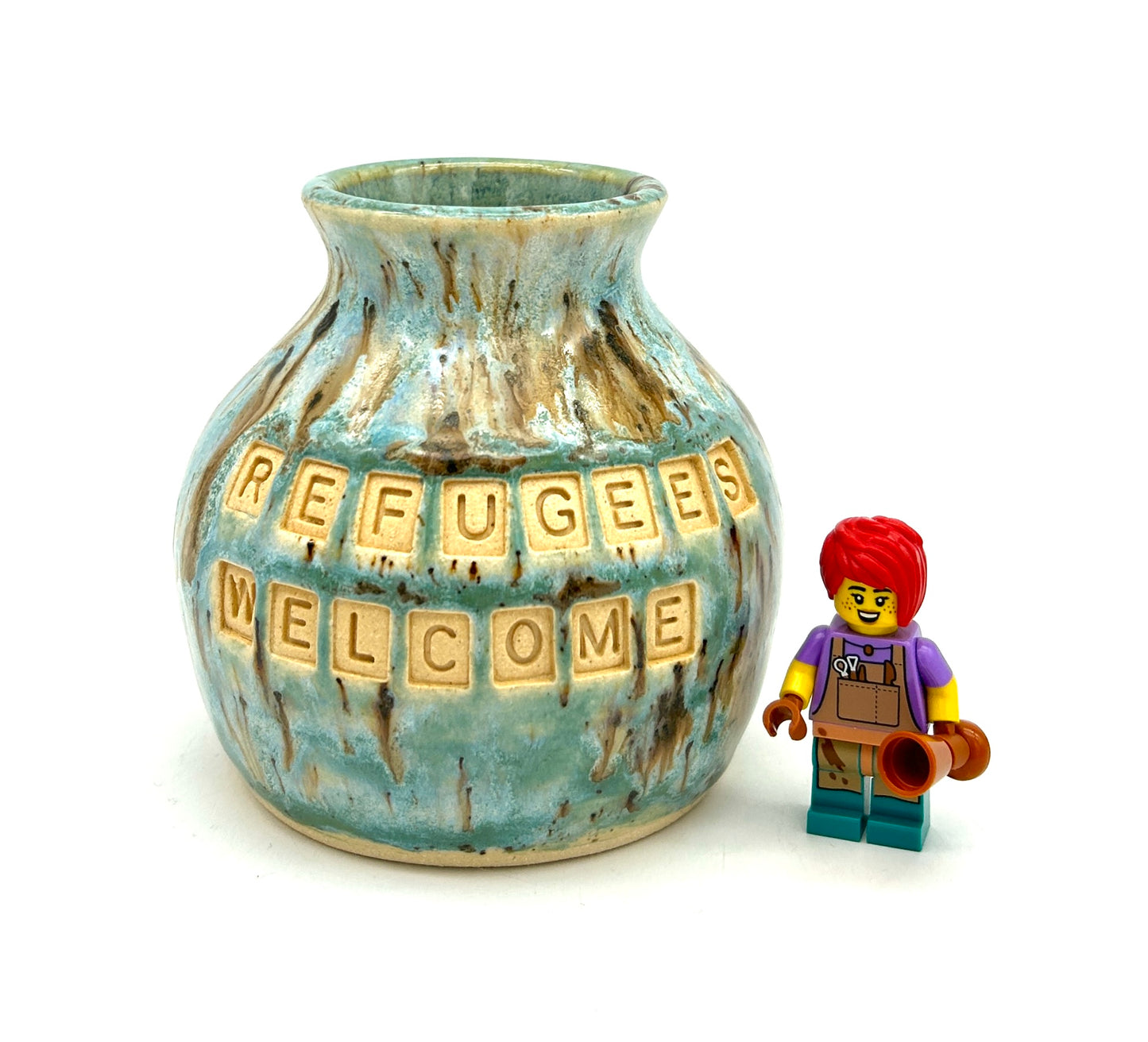 'Refugees welcome' plump little bud vase