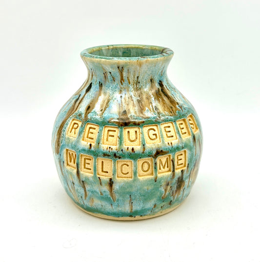 'Refugees welcome' plump little bud vase