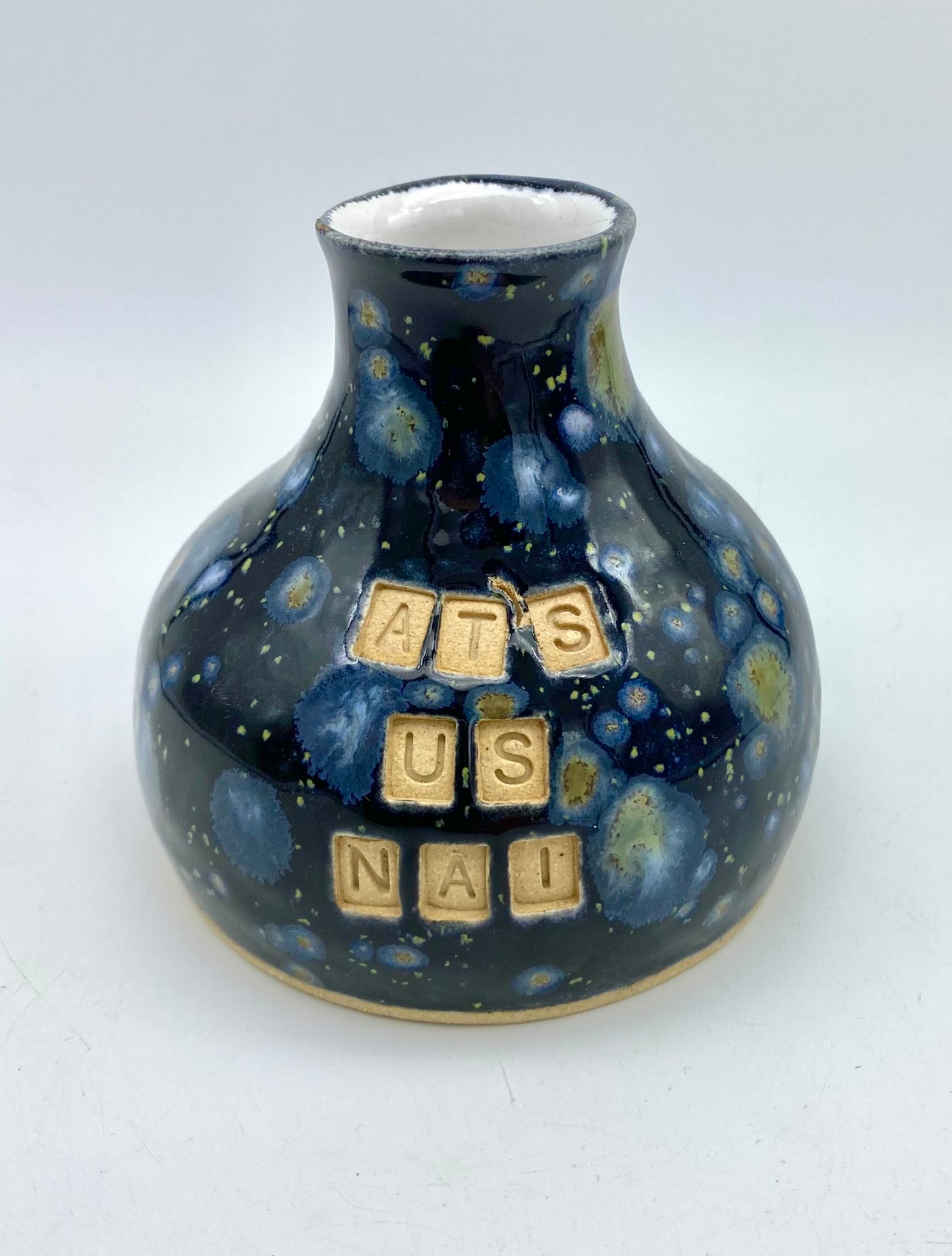 'At's us nai' bud vase