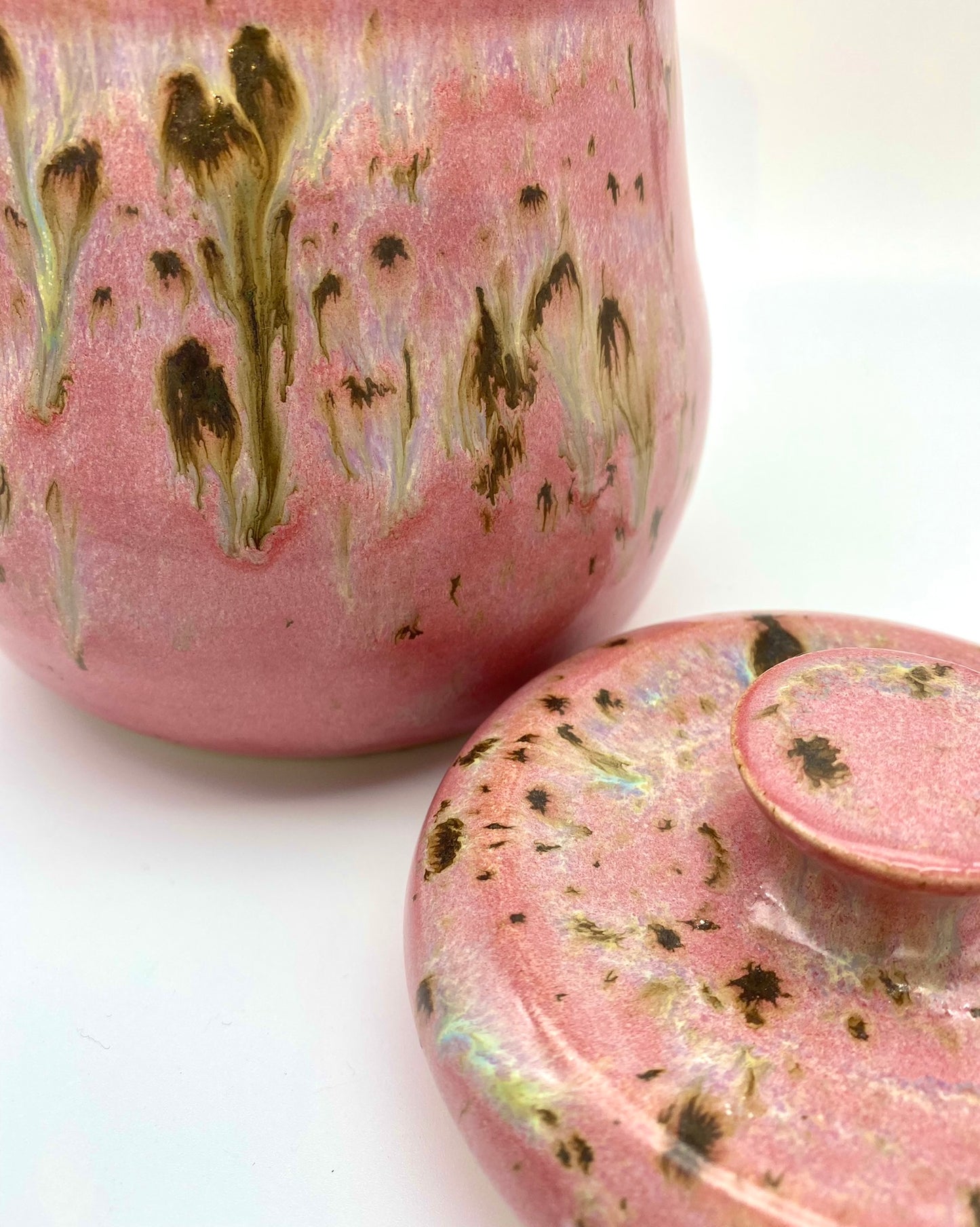 Plump pinks lidded pot